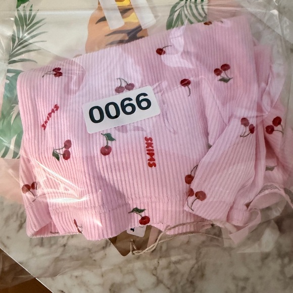 Skims Soft Lounge Logo Cherry Print Tank Top Sz X-Small Split Neck TP-TNK-5198W - Picture 6 of 6